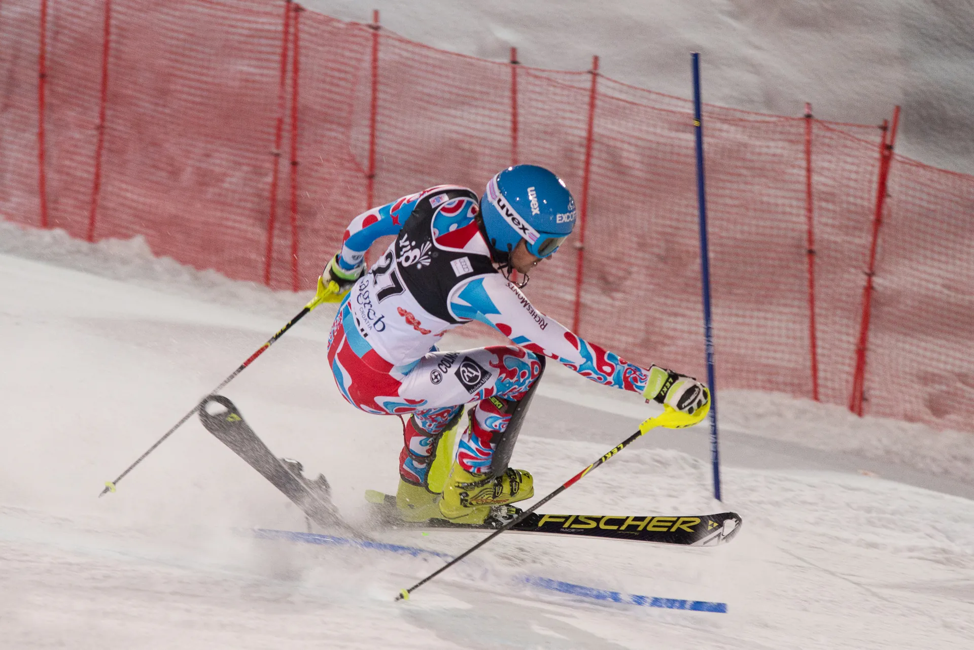 Steve Missillier passe une porte de slalom de nuit à Zagreb, janvier 2015